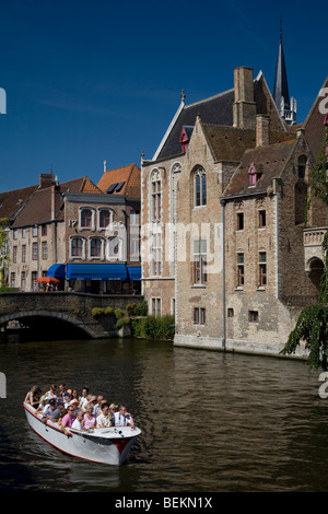 Touristen nehmen eine Rundfahrt auf dem Fluss Dijver, Brügge, Belgien Stockfoto