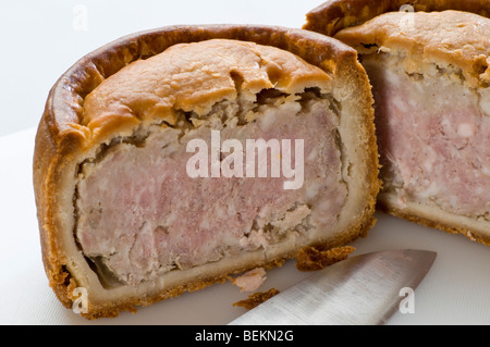 Melton Mowbray Pork Pie in zwei Hälften geschnitten Stockfoto