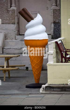 Giant Ice Cream Cone Display Blackpool England Stockfoto