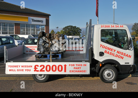 Nissan Autohändler Pick-up-Truck mit einem zerkleinerten alten Auto als Förderung für Regierung Auto Abwrackschema Essex Händler England Großbritannien Stockfoto