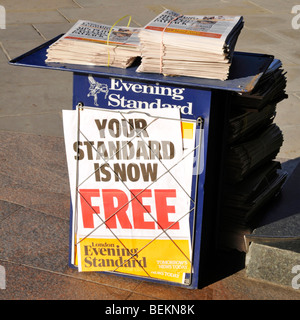 Abend Standard Zeitungskiosk und Plakat kündigt Papiere ändern, kostenlos Stockfoto