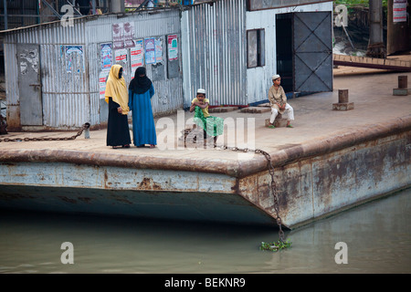 Muslime auf der Anklagebank warten auf die Rakete Paddelboot am Fluss Brahmaputra in Bangladesch Stockfoto