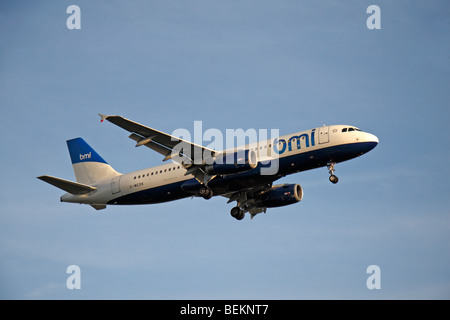 Ein BMI British Midland Airbus A320-232 in London Heathrow, Vereinigtes Königreich Land herein.  August 2009. (G-MEDK) Stockfoto