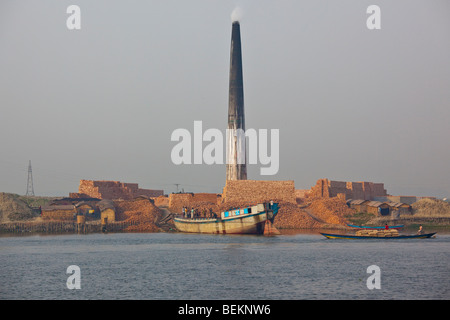 Ziegelei am Fluss Buriganga in der Nähe von Dhaka in Bangladesch Stockfoto