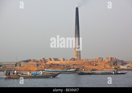 Ziegelei am Fluss Buriganga in der Nähe von Dhaka in Bangladesch Stockfoto