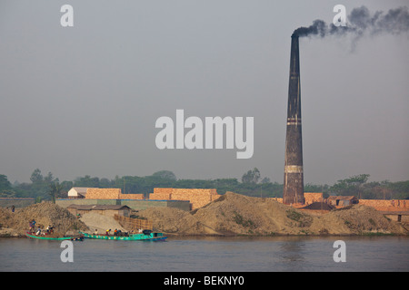 Ziegelei am Fluss Buriganga in der Nähe von Dhaka in Bangladesch Stockfoto