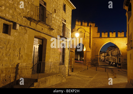 Jaen Stadttor in der Abenddämmerung. Populo Platz. Baeza. Provinz Jaen. Andalusien. Spanien Stockfoto