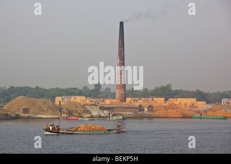 Ziegelei am Fluss Buriganga in der Nähe von Dhaka in Bangladesch Stockfoto