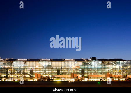 Ein weit außen am frühen Abend Blick auf Flughafen Heathrow Terminal 5 Gebäude in West London. Stockfoto