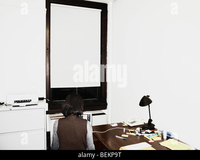 Eine Frau, die Eingabe auf Notebook-Computer In ihrem Büro Stockfoto