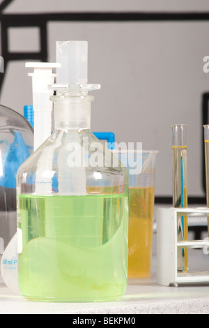 Mehrere Flaschen mit Flüssigkeiten im Labor Stockfoto