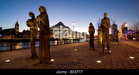 Panoramabild der Irischen Hungersnot Mahnmal von dem Bildhauer Rowan Gillespie in Dublin, Irland in der Nacht Stockfoto