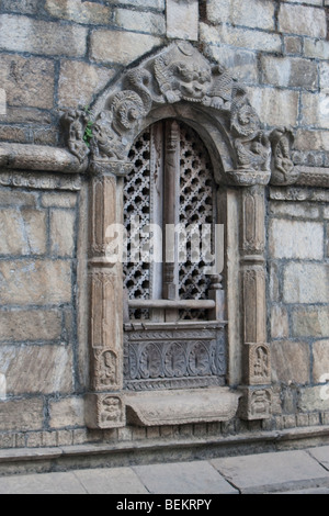 Pashupatinath, Nepal. Stein-geschnitzte Dekoration rund um ein Fenster in einem Shiva Schrein. Stockfoto