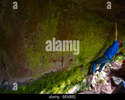 Kletterer tun ein Boulder-Problem in der Churnet Tal Staffordshire Stockfoto