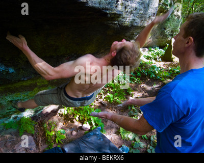 Kletterer, entdeckt dabei einen Boulder-Problem in der Churnet Tal Staffordshire Stockfoto