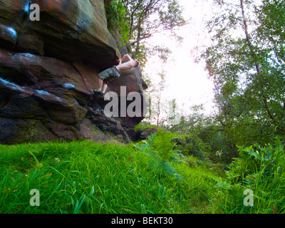 Kletterer tun ein Boulder-Problem in der Churnet Tal Staffordshire Stockfoto