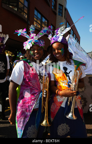 Zwei schwarze Mädchen mit Trompeten in Hackney Karnevalsumzug 2009 in London Stockfoto