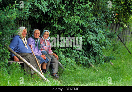 Alte Frauen auf Bank in Polen Stockfoto