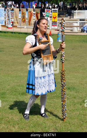 Sängerin in deutschen Tracht auf dem Oktoberfest in Addison, Texas, USA Stockfoto