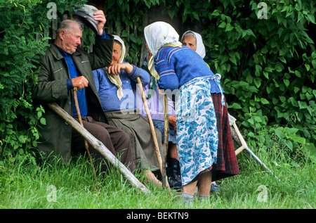 Ältere Menschen auf Bank in Polen Stockfoto