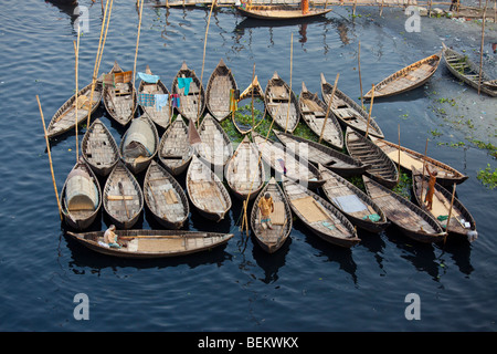 Dingi Nouka oder kleine Ruderboote am Fluss Buriganga in Dhaka Bangladesch Stockfoto