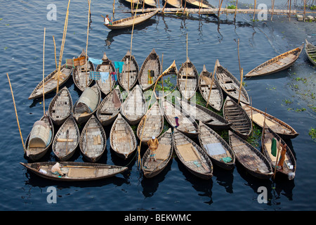 Dingi Nouka oder kleine Ruderboote am Fluss Buriganga in Dhaka Bangladesch Stockfoto