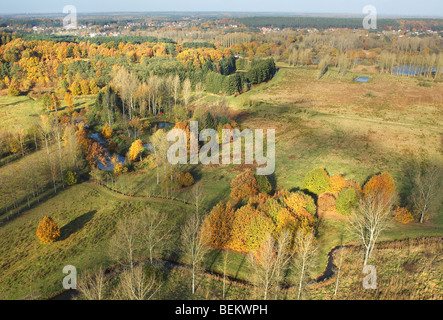 Felder, Wiesen und bewaldeten Gegend entlang dem Fluss Demer aus der Luft im Herbst, Tal der Demer, Belgien Stockfoto