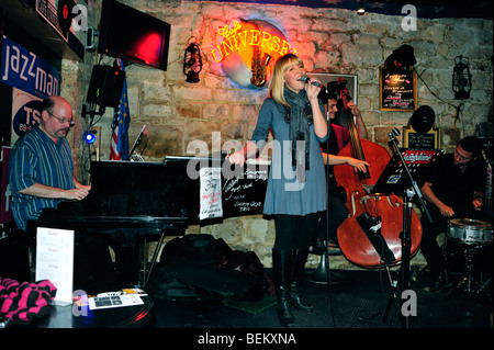 Paris, Frankreich, 'Cafe Universe' Jazz Music Club, amerikanische Sängerin, Musiker auf der Bühne mit Band Stockfoto