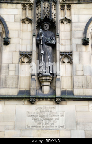 Statue von James Moorhouse, ehemaliger Bischof von Manchester auf der Fassade der Kathedrale von Manchester, England, UK Stockfoto
