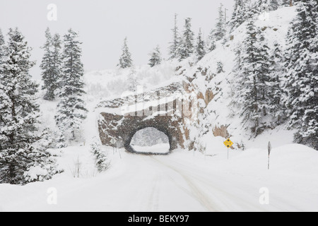 Straßen- und Tunnelbau im Winter, Ouray, Rocky Mountains, Colorado, USA Stockfoto