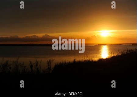 Sonnenuntergang an der Bucht im Currituck Club in Corolla, North Carolina. Stockfoto