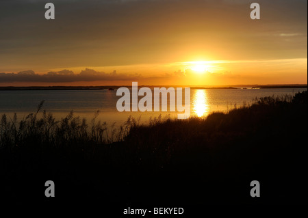 Sonnenuntergang an der Bucht im Currituck Club in Corolla, North Carolina. Stockfoto