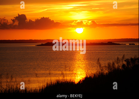 Sonnenuntergang an der Bucht im Currituck Club in Corolla, North Carolina. Stockfoto