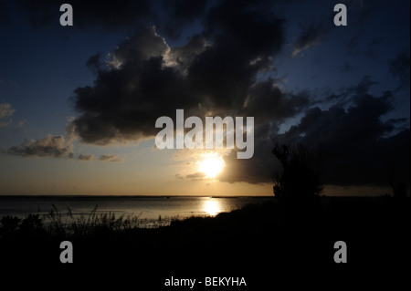 Sonnenuntergang an der Bucht im Currituck Club in Corolla, North Carolina. Stockfoto