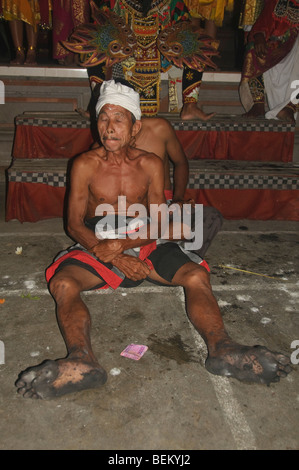 Feuer-Walker mit verbrannten Füssen eine Kecak-Trance-Tanz-Performance in Ubud-Bali Stockfoto