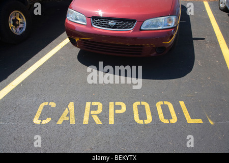 Ein Auto in einen dafür vorgesehenen Fahrgemeinschaft Parkplatz auf dem Parkplatz von Palo Alto High School. Palo Alto, Kalifornien, USA Stockfoto