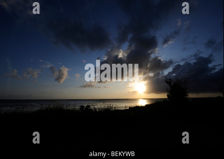 Sonnenuntergang an der Bucht im Currituck Club in Corolla, North Carolina. Stockfoto