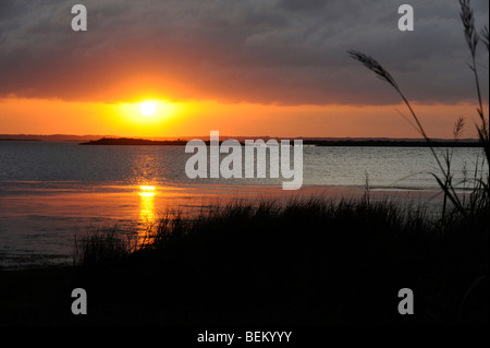 Sonnenuntergang an der Bucht im Currituck Club in Corolla, North Carolina. Stockfoto