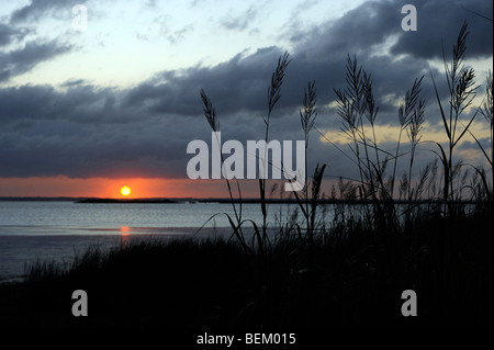 Sonnenuntergang an der Bucht im Currituck Club in Corolla, North Carolina. Stockfoto