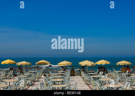 Ein Strandcafé auf der Corniche von Ain Diab, Casablanca, Marokko, Afrika Stockfoto