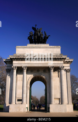 Statue des Friedens absteigend auf The Chariot des Krieges, die Quadriga auf dem Wellington Arch am Hyde Park Corner London UK Stockfoto