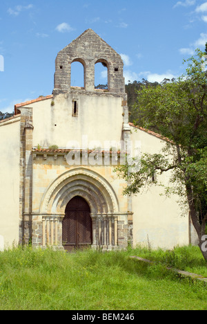 Ein altes verlassenes Kloster in Asturien, Spanien. La Iglesia del Monasterio de San Antolín de Bedón. Stockfoto