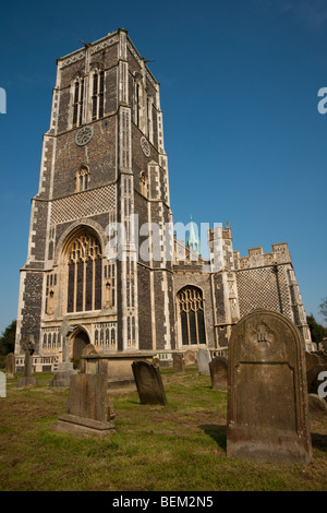 St. Edmund Kirche und Friedhof, Southwold, Suffolk, gegen blauen Himmel Stockfoto