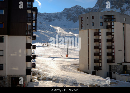 Eine Ansicht zwischen zwei Wohnblocks eine Piste in Tignes, Frankreich Stockfoto