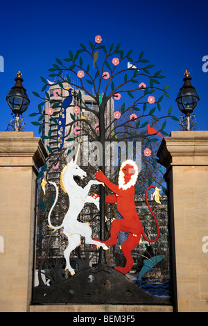 Einhorn und Löwe Wappen Königin Elizabeth Tor Hyde Park Corner London England UK Stockfoto