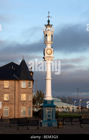 Morgensonne auf studentische Viertel mit Uhr und Licht im Vordergrund am Zollhaus Kai Greenock Stockfoto