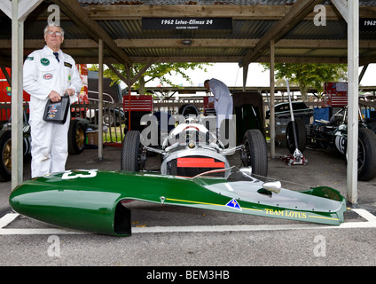 Mechaniker arbeitet an einem 1962 Lotus-Climax 24 im Fahrerlager bei Goodwood Revival Meeting, Sussex, UK. Stockfoto