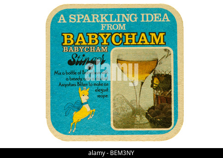 eine zündende Idee aus Babycham Stachel Mix eine Flasche Babycham mit einem Brandy fügen Sie einen Spritzer Angostura bitter zu eleganten re Stockfoto