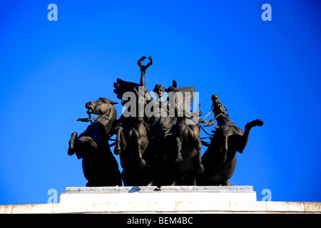 Statue des Friedens absteigend auf The Chariot des Krieges, die Quadriga auf dem Wellington Arch am Hyde Park Corner London UK Stockfoto