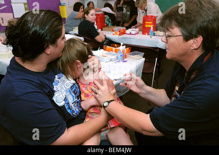 Ein 5-Year-Old Girl ist mit einem inaktivierten Grippeschutzimpfung für 2009 H1N1 Influenza, auch bekannt als die Schweine-Grippe geimpft. Stockfoto